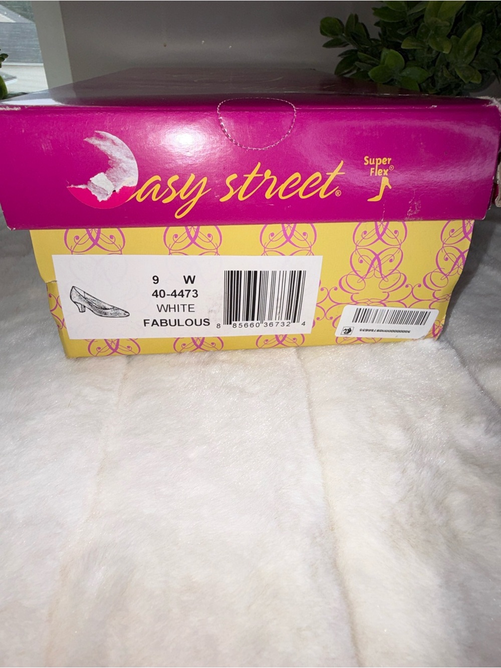 easy street White Smooth Round-Toe Pumps - Size 9W - Picture 2 of 8